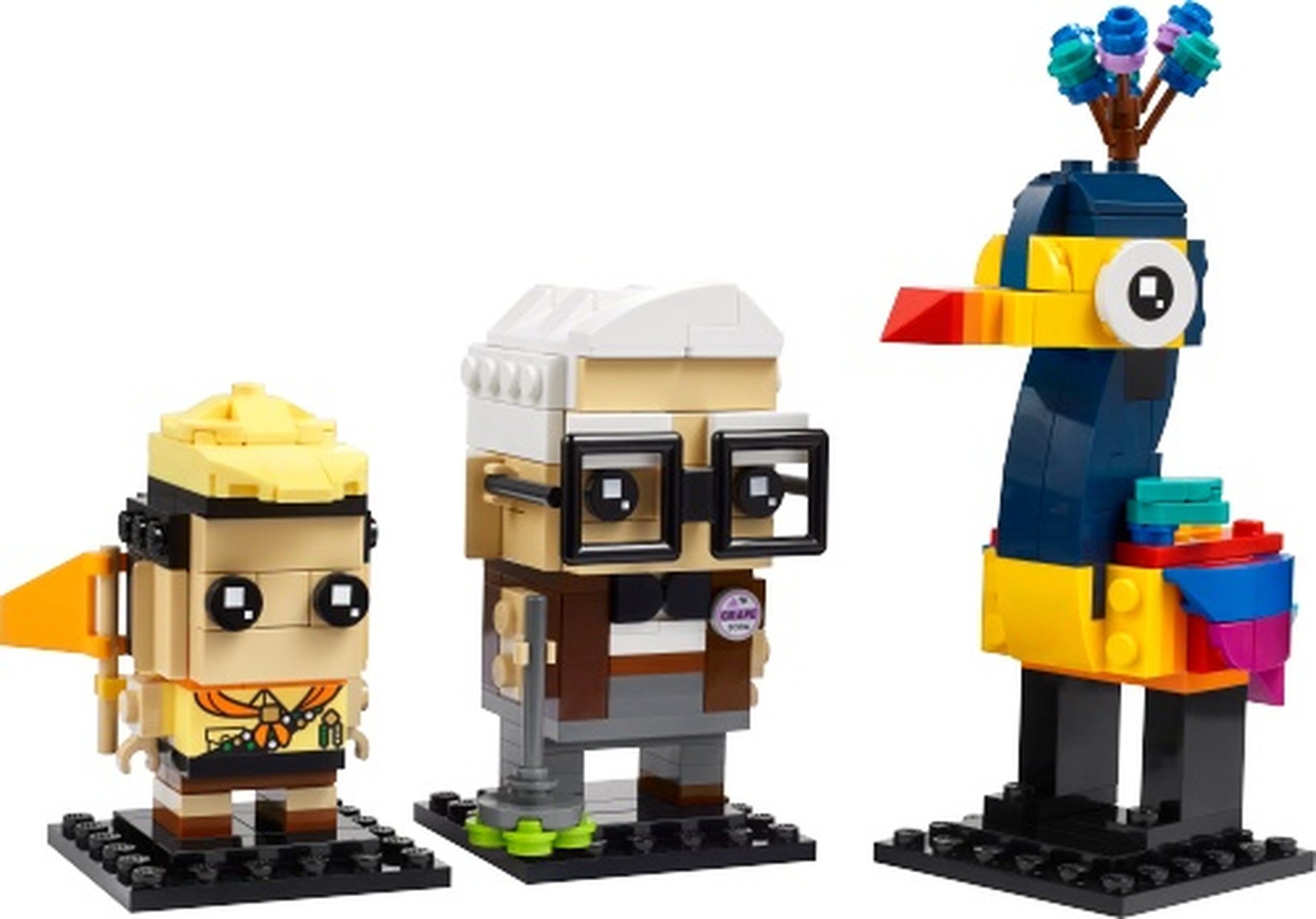 LEGO 40752 Carl, Russell et Kevin : Carl, Russell et l’oiseau Kevin rappellent le film Là-haut. Les lunettes carrées et l’insigne de Carl, la chemise scout imprimée de Russell et le long cou bleu foncé de Kevin distinguent les trois constructions.