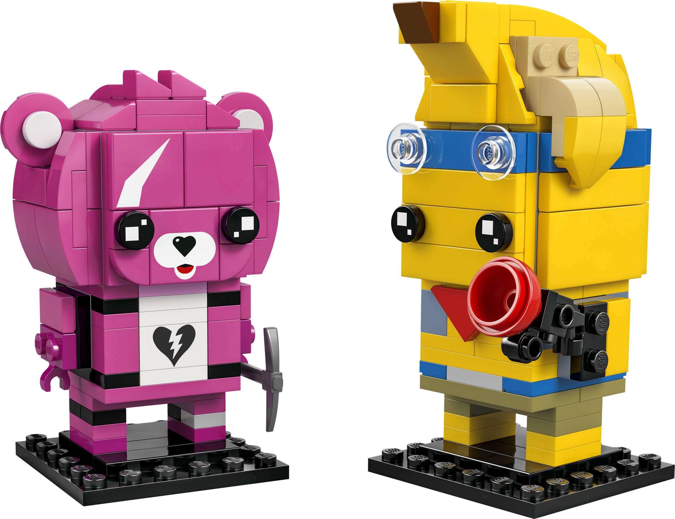 Photographie officielle LEGO 40760 : Deux silhouettes contrastent : une banane jaune coiffée de lunettes bleues à optiques transparentes, et un ours rose à oreilles rondes, museau blanc et cœur brisé imprimé sur le torse. Chaque personnage possède son socle noir.