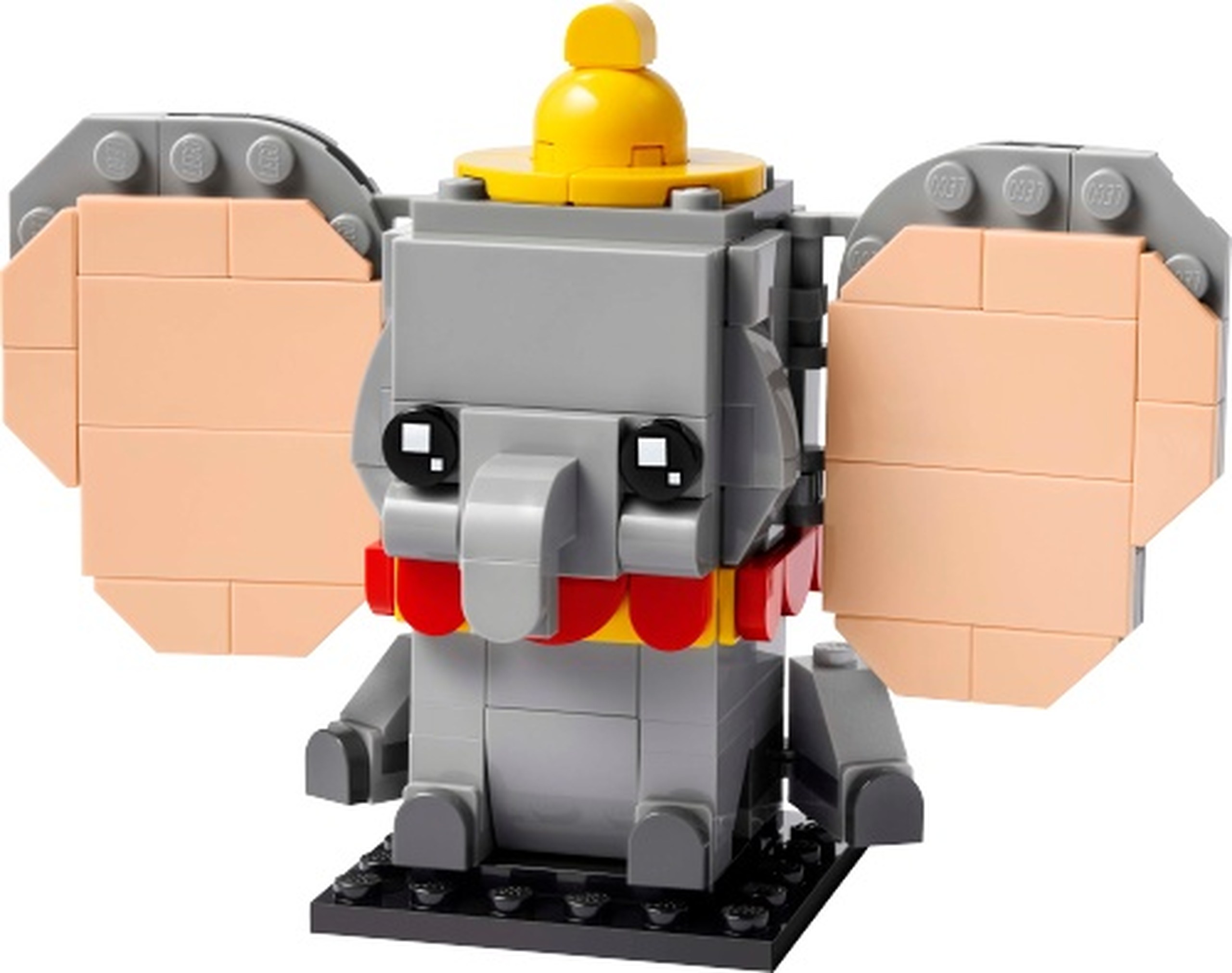 LEGO 40792 Dumbo : Dumbo présente de grandes oreilles grises à intérieur nougat clair, une trompe grise incurvée, un petit chapeau jaune et une collerette rouge et jaune. Les oreilles se construisent en panneaux distincts du corps.