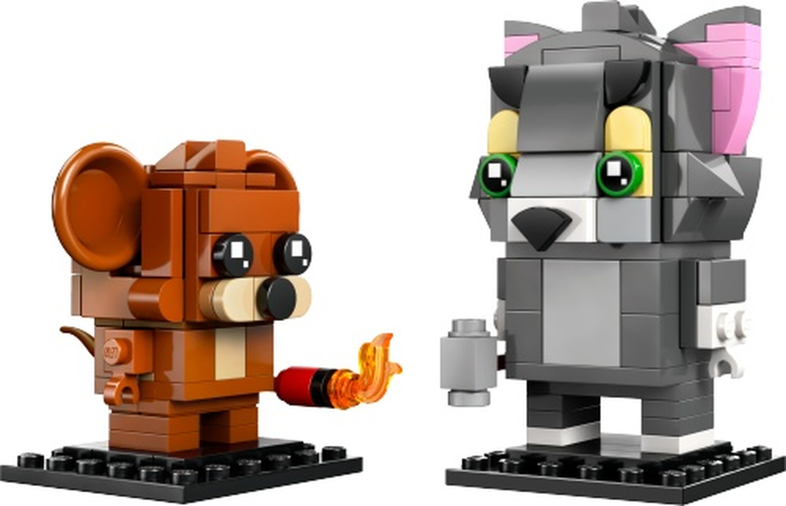 LEGO 40793 Figurines de Tom et Jerry : Tom est un chat gris aux yeux verts, au museau blanc et aux oreilles roses. Jerry est une souris orange foncé plus petite, avec de grandes oreilles rondes et un accessoire rouge à flamme orange ; les deux reposent sur des socles séparés.