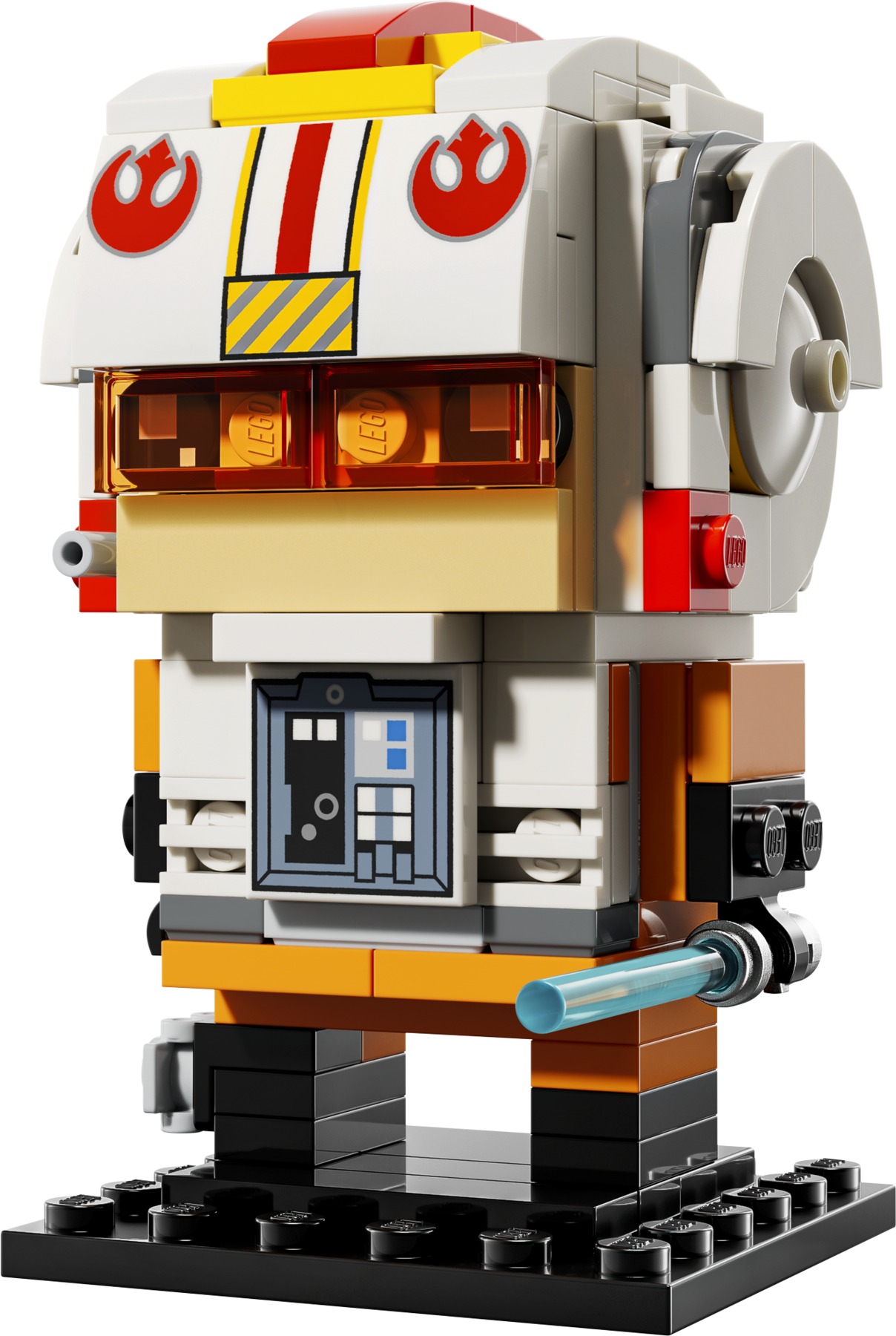 Photographie officielle LEGO 40795 : Luke porte une combinaison orange, un panneau de contrôle imprimé sur le torse et un casque blanc à marques rouges. Deux tuiles orange transparent entourent la visière ; un sabre à lame bleu clair complète le modèle sur son socle noir.