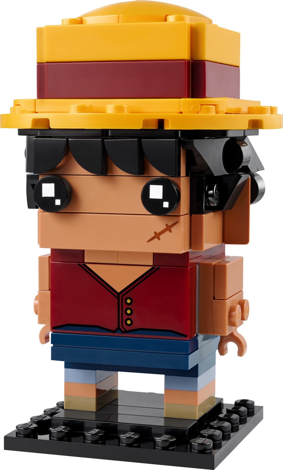 Photographie officielle LEGO 40799 : Luffy se reconnaît à son large chapeau jaune orangé à bande rouge foncé, ses cheveux noirs, sa cicatrice de joue et son gilet rouge imprimé. Des plaques bleu foncé forment le short ; le personnage repose sur un socle noir.