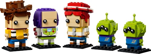 Modèle officiel LEGO 40860 : Toy Story. Woody, Buzz l’Éclair et Jessie sont accompagnés de deux Aliens identiques, chacun reconnaissable à ses trois yeux et à son antenne vert citron.