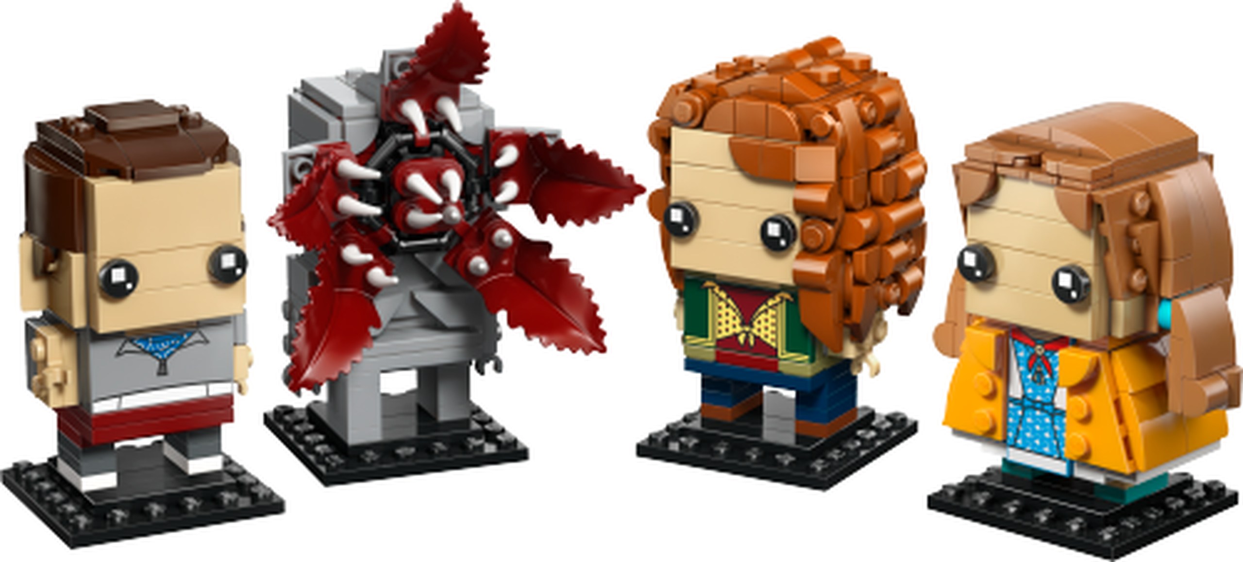 LEGO 40879 Figurines de Onze, Max, Démogorgon et Holly : Onze porte un haut gris imprimé et des cheveux courts marron foncé. Max a une chevelure bouclée orange foncé et un haut vert décoré. Holly associe des cheveux marron clair, un cardigan jaune et une robe bleue imprimée. Le Démogorgon est construit en gris, avec cinq pétales rouge foncé et des dents blanches ; chacun a son socle noir.