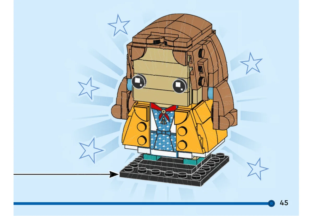Notice officielle LEGO 40879, livret 6625302, page 45, étape vue finale : Holly est présentée sur son socle noir. Sa chevelure marron clair entoure un visage à petits yeux noirs ; le cardigan jaune encadre une robe bleue imprimée, avec de petits motifs blancs et un foulard rouge à l’encolure.