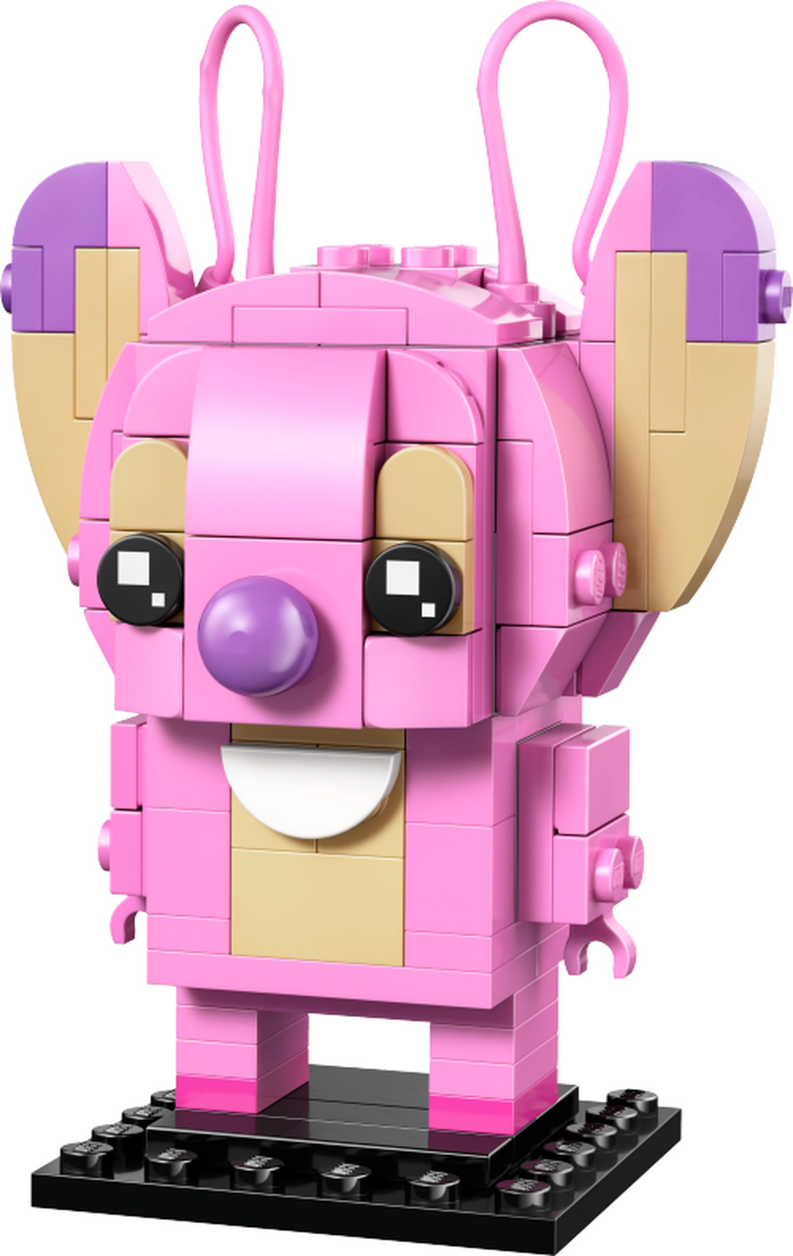 LEGO 40922 Lilo et Stitch : Angel : Angel est construite en rose, avec un ventre tan, des oreilles à intérieur tan et pointes lavande, un nez sphérique lavande et deux longues antennes roses en boucle. Ses deux yeux noirs imprimés, l’accent blanc de la poitrine et le socle noir complètent la silhouette.