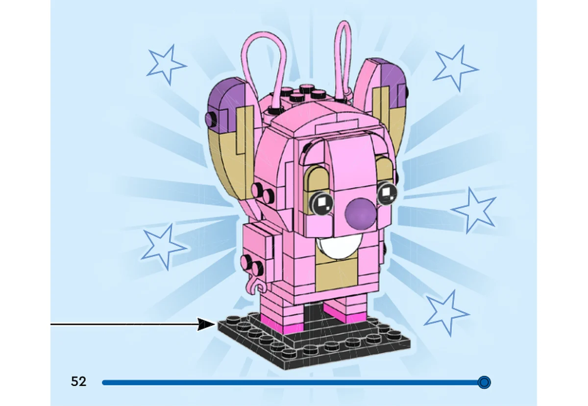 Notice officielle LEGO 40922, livret 6631416, page 52, étape vue finale : Angel est montrée sur son socle noir, avec ses deux longues antennes roses en boucle, ses oreilles tan à pointes lavande, son nez rond lavande et ses deux yeux noirs. Le panneau tan de la poitrine porte un petit accent blanc.