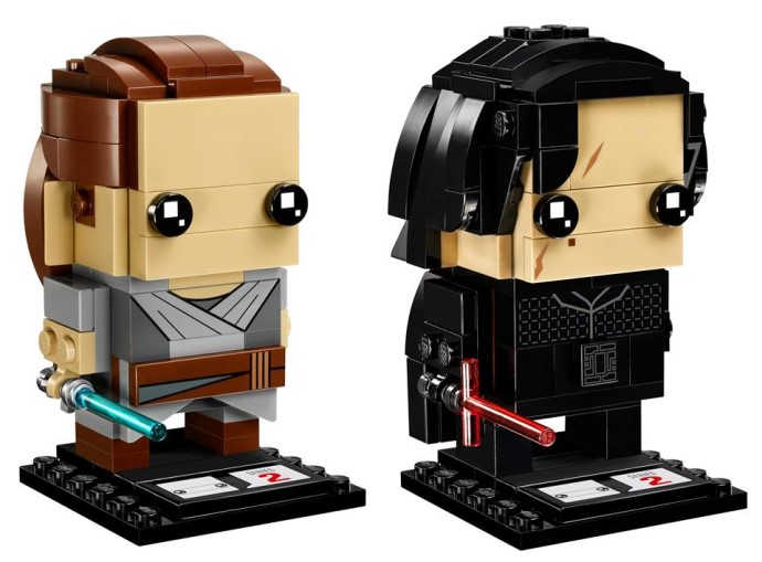 Visuel LEGO du double set BrickHeadz 41489 : Rey avec robe grise, ceinture brune et sabre bleu, et Kylo Ren avec tenue noire, cicatrice et sabre rouge à garde, chacun sur son socle noir de série 2.