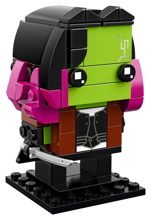 Personnage LEGO BrickHeadz Gamora à visage vert citron et front imprimé, yeux ronds noirs, chevelure noire et magenta, tenue sombre imprimée et épée argentée, debout sur un socle noir.
