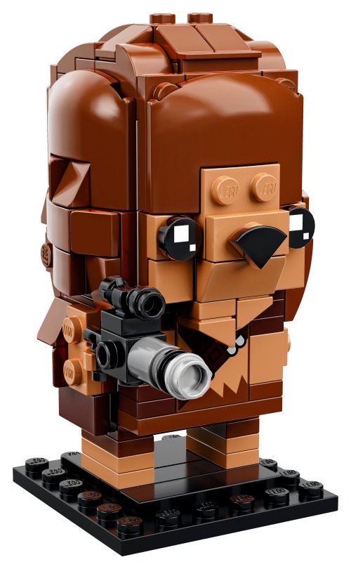 Chewbacca en briques avec fourrure brune, museau brun clair, yeux noirs, nez pointu et bandoulière imprimée, tenant un pistolet sur un socle noir.