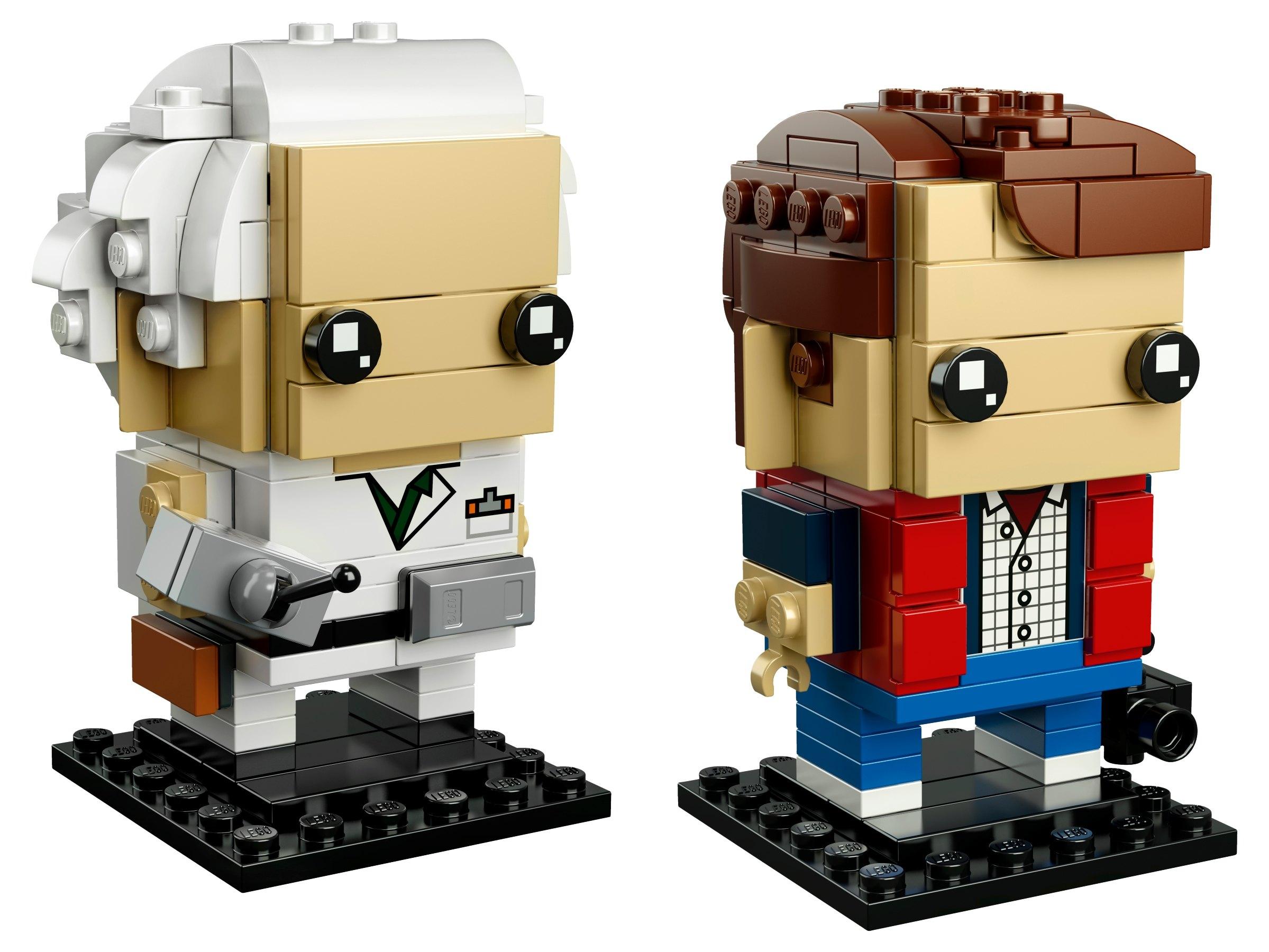 Deux BrickHeadz sur socles noirs : Marty porte une veste rouge et une chemise imprimée ; Doc Brown a des cheveux blancs et tient une télécommande grise.