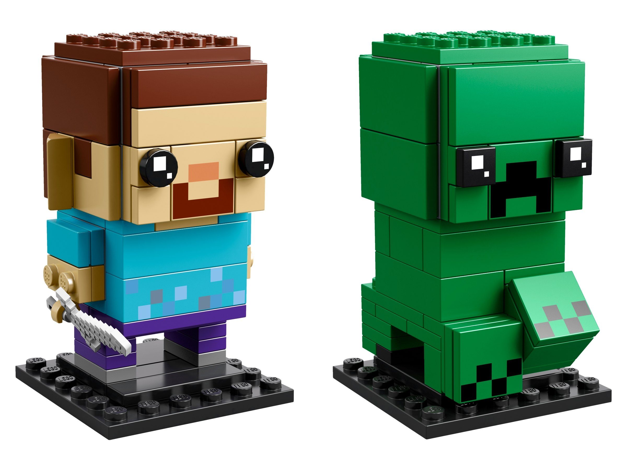 Steve en briques, torse bleu azur, jambes violettes et épée pixelisée, aux côtés d’un Creeper vert sur des socles noirs.