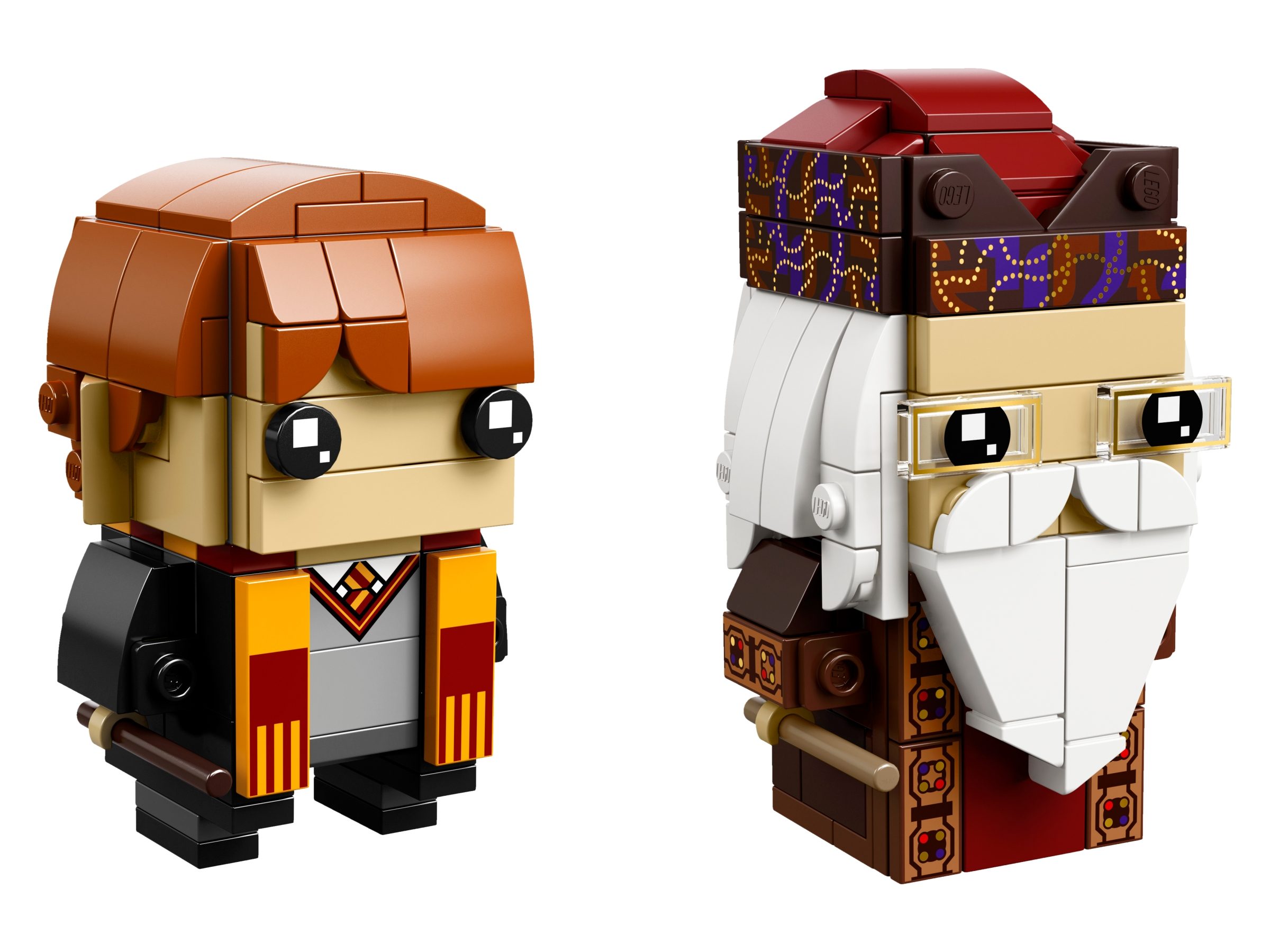 Modèle officiel LEGO 41621 : Ron se distingue par ses cheveux orange foncé, l’écharpe rouge et jaune, la tenue d’élève et la baguette brune. Dumbledore associe une longue barbe blanche construite, des lunettes sur tuiles transparentes, une coiffe bordeaux à motifs et une robe brune décorée. Les deux personnages possèdent leur propre socle.