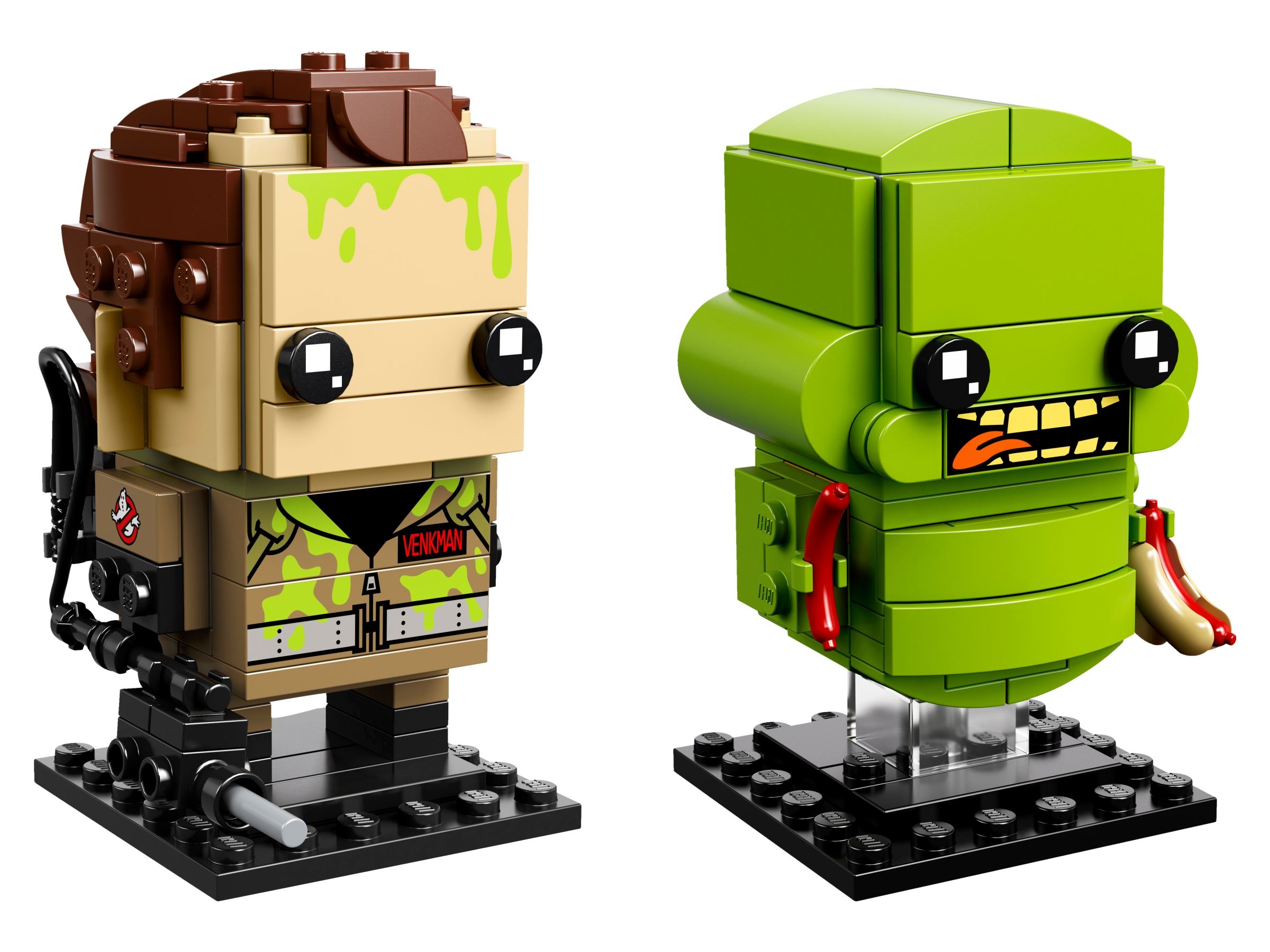 Modèle officiel LEGO 41622 : Peter Venkman porte une combinaison beige foncé avec impressions de slime vert sur le torse et le front, un écusson Ghostbusters et un équipement à protons dans le dos. Bouffe-tout combine une silhouette vert citron arrondie, des yeux ronds noirs et une bouche imprimée à dents jaunes. Un support transparent le soulève au-dessus de son socle noir.