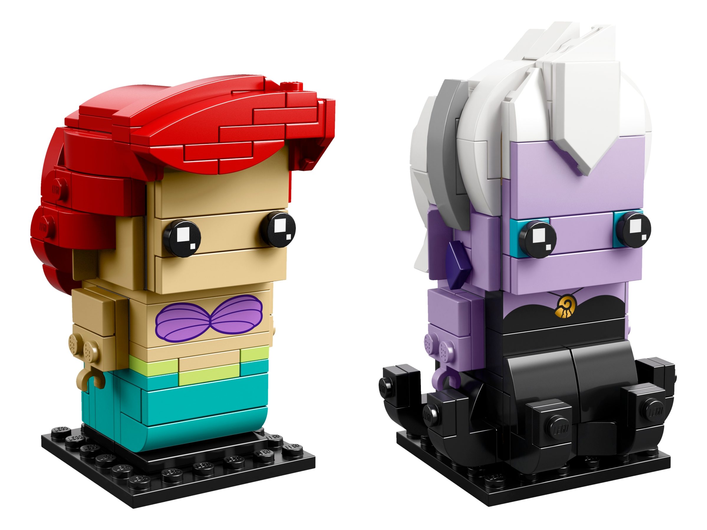 Modèle officiel LEGO 41623 : Ariel porte un haut à coquillages violets imprimé sur brique beige, une queue turquoise et une grande chevelure rouge construite. Ursula se reconnaît à son visage lavande, ses cheveux blancs, sa robe noire imprimée avec collier coquillage et ses tentacules noirs. Chaque personnage possède un livret et un socle.