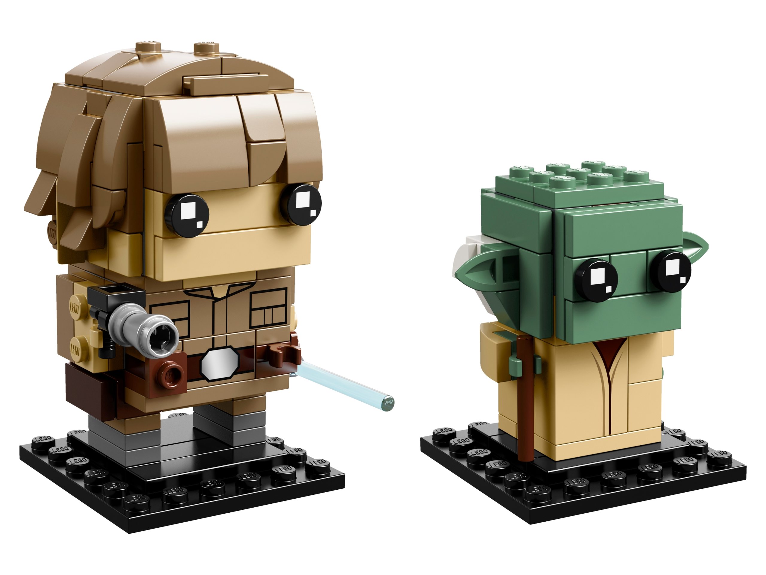 Modèle officiel LEGO 41627 : Luke porte une tenue beige foncé imprimée et une chevelure brune. Yoda, plus petit, possède un visage vert sable, des oreilles pointues et une tenue beige imprimée. Les personnages reposent sur deux supports noirs.