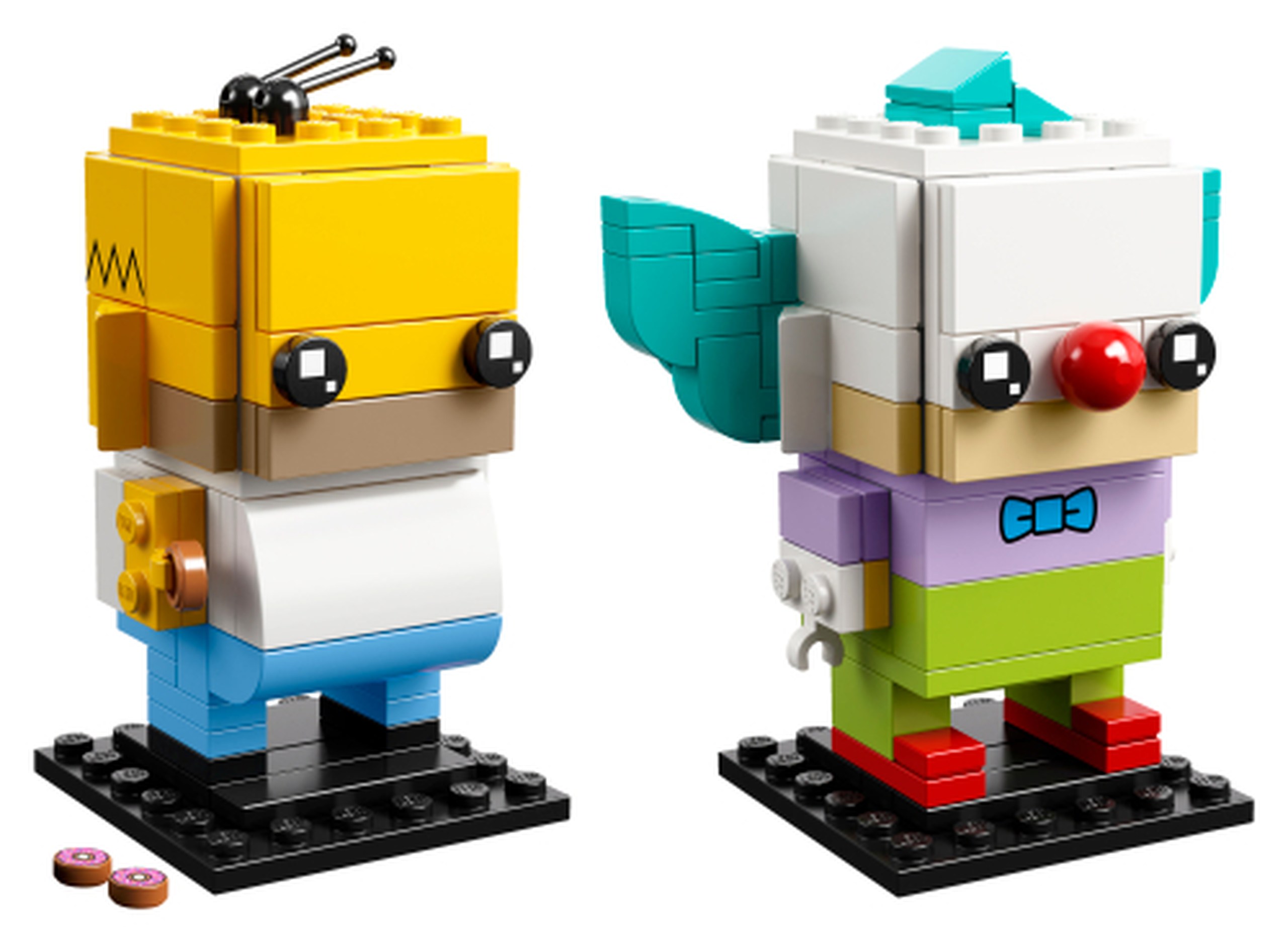 Modèle officiel LEGO 41632 : Homer associe tête jaune, cheveux noirs, chemise blanche, pantalon bleu et donut. Krusty porte une chevelure turquoise, un nez rouge, une tenue lavande et vert clair avec chaussures rouges.